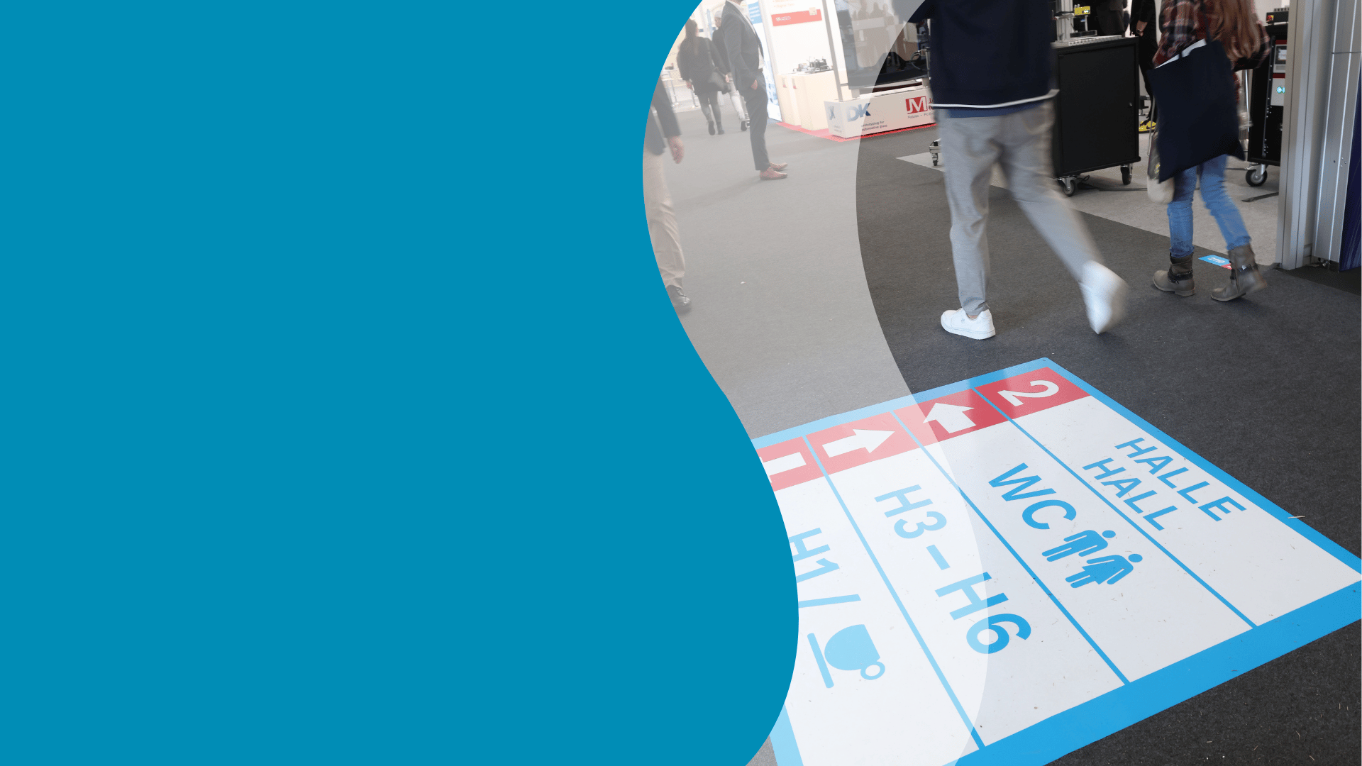 Fußbodenaufkleber in den Halleneingängen 